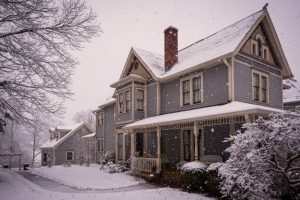 pretty-victorian-house-in-the-snow